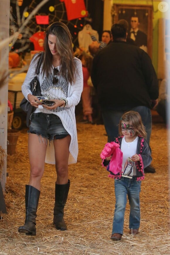 Alessandra Ambrosio et son adorable fillette Anja se rendent chez Mr Bones Pumpkin Patch à Los Angeles le 23 octobre 2012
