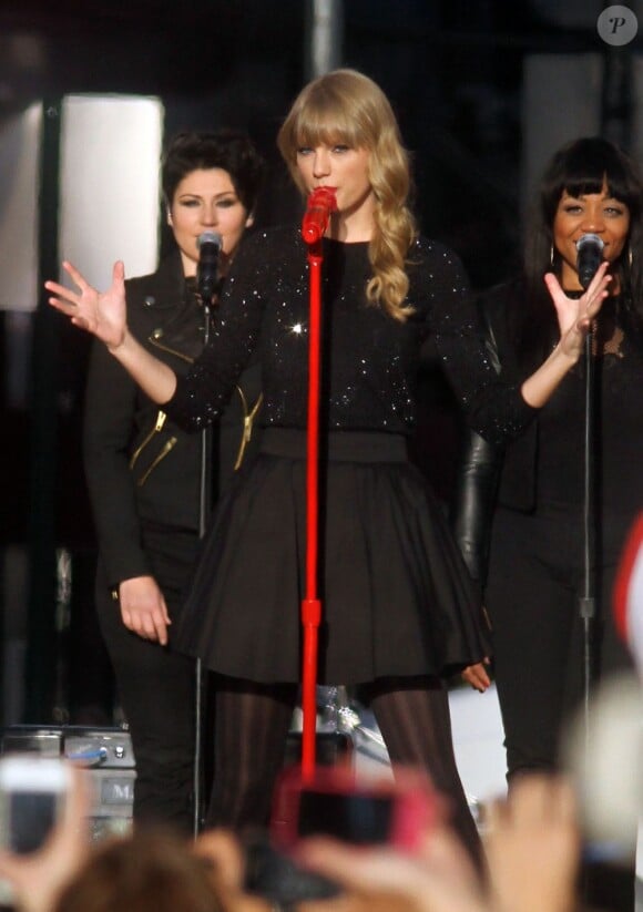 Taylor Swift chante au Late Show With David Letterman à New York le 23 octobre 2012.