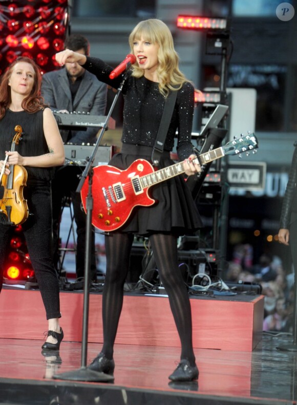 Taylor Swift performe pour ses fans à Good Morning America à New York le 23 octobre 2012.