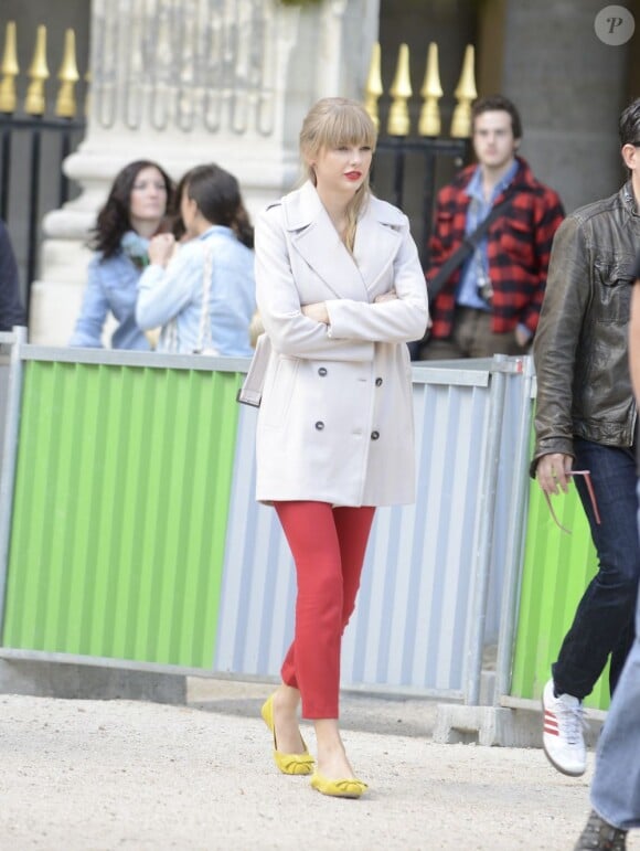Taylor Swift en tournage pour le clip Begin Again dans les rues de Paris le 1er octobre 2012.