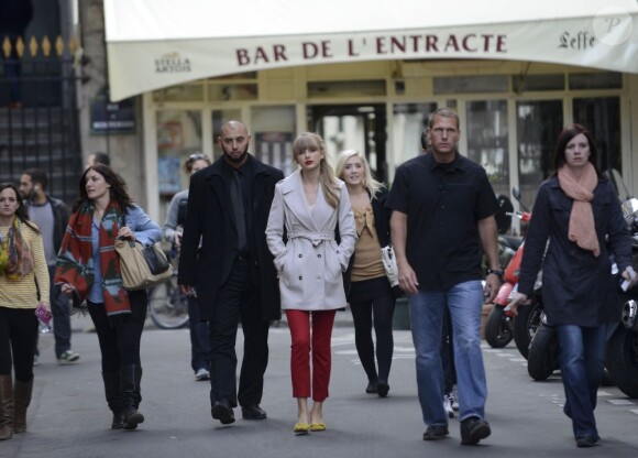 Taylor Swift dans les rues de Paris le 1er octobre 2012.