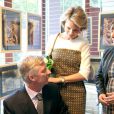 Le prince Philippe et la princesse Mathilde de Belgique, couple modèle et accessible, en visite à la Maison Intergénérationnelle d'Outremeuse, le 24 octobre 2012, dans le cadre de l'Année européenne du vieillissement actif et de la solidarité entre les générations.
