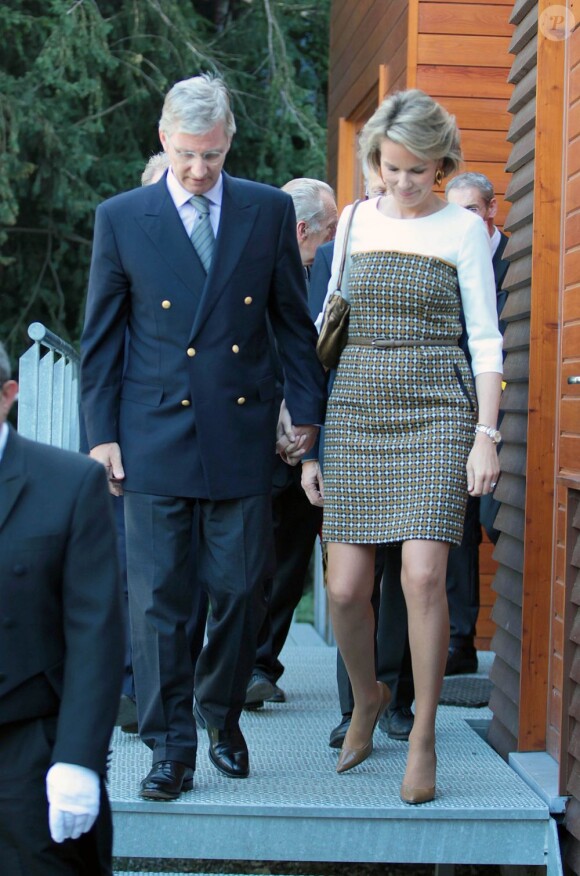Le prince Philippe et la princesse Mathilde de Belgique main dans la main en visite à la Maison Intergénérationnelle d'Outremeuse, le 24 octobre 2012, dans le cadre de l'Année européenne du vieillissement actif et de la solidarité entre les générations.