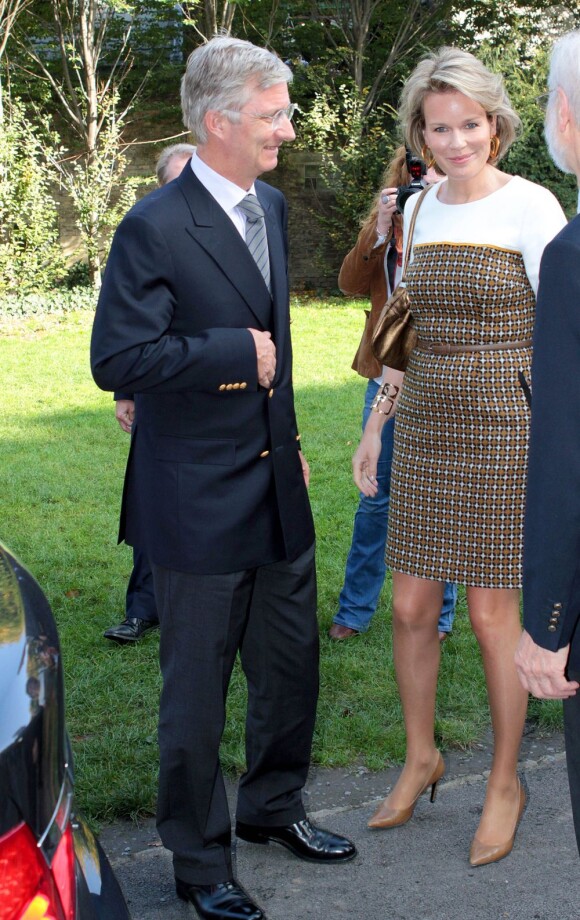 Le prince Philippe et la princesse Mathilde de Belgique en visite à la Maison Intergénérationnelle d'Outremeuse, le 24 octobre 2012, dans le cadre de l'Année européenne du vieillissement actif et de la solidarité entre les générations.
