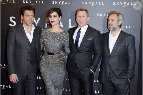 Bérénice Marlohe, Daniel Craig, Javier Bardem et Sam Mendes lors de l'avant-première du James Bond Skyfall à Paris le 24 Octobre 2012
