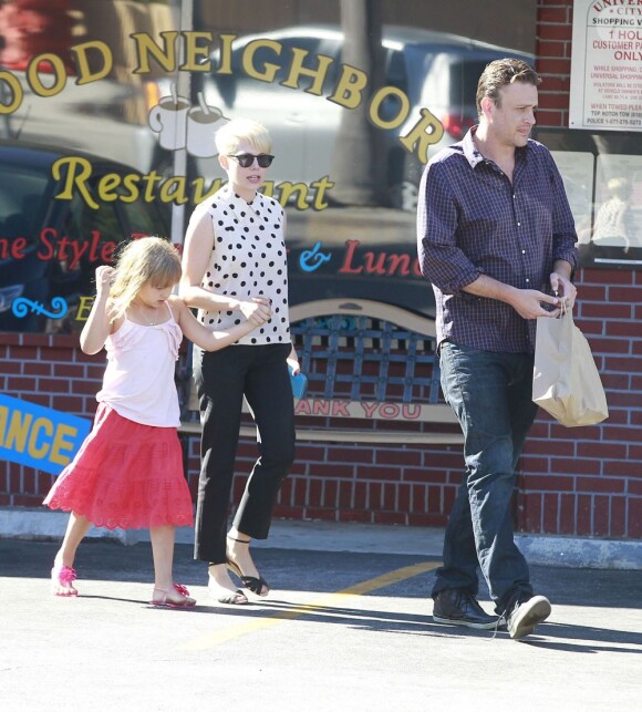 Michelle Williams, sa fille Matilda et Jason Segel dans les rues de Los Angeles le 27 août 2012.