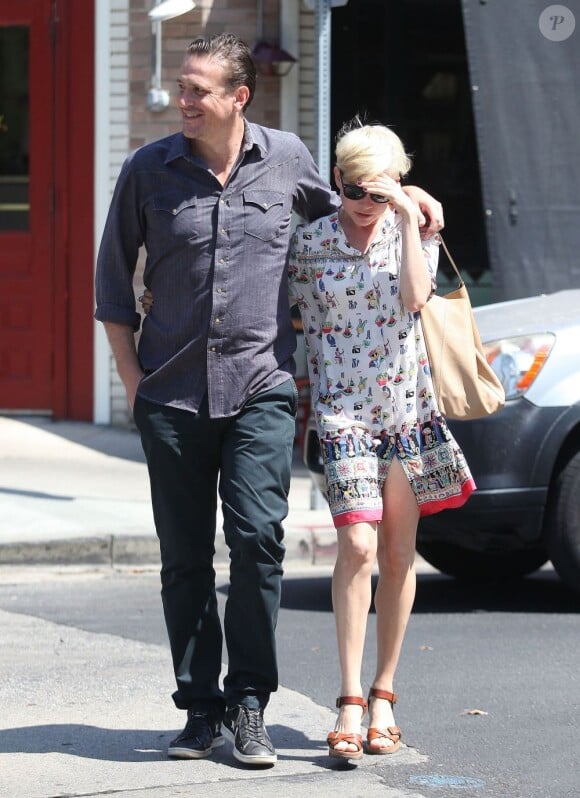 Michelle Williams et Jason Segel amoureux dans les rues de Los Feliz, le 20 août 2012.
