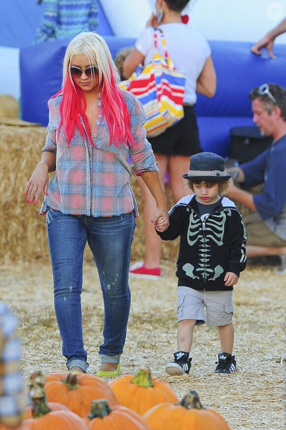 Christina Aguilera et son fils Max préparent Halloween à Los Angeles, le 14 octobre 2012. Dans