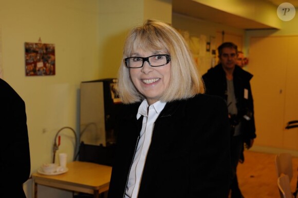 Mireille Darc pour l'opération +de vie à l'Hôpital Paul-Brousse à Villejuif le 25 octobre 2012.