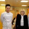 Mireille Darc entourée par Pierre Gagnaire et Abraham De La Rosa pour l'opération +de vie à l'Hôpital Paul-Brousse à Villejuif le 25 octobre 2012.