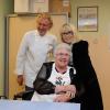 Mireille Darc et Pierre Gagnaire avec une pensionnaire pour l'opération +de vie à l'Hôpital Paul-Brousse à Villejuif le 25 octobre 2012.