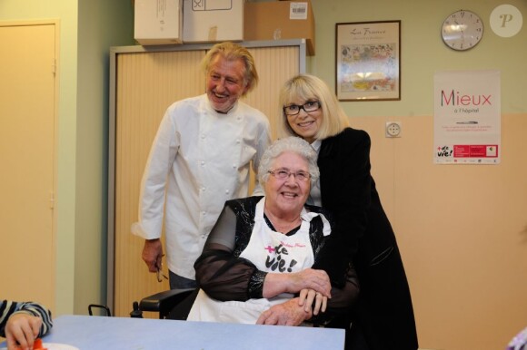 Mireille Darc et Pierre Gagnaire avec une pensionnaire pour l'opération +de vie à l'Hôpital Paul-Brousse à Villejuif le 25 octobre 2012.
