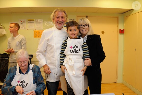 Mireille Darc et Pierre Gagnaire au milieu des pensionnaires pour l'opération +de vie à l'Hôpital Paul-Brousse à Villejuif le 25 octobre 2012.