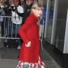 Taylor Swift reine du look rétro nous fait fondre en look rouge avec sa jupe midi à carreaux