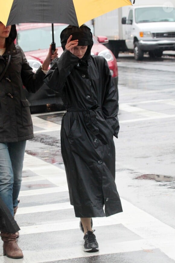 Vanessa Paradis se protège de la pluie, le 24 octobre 2012 à New York.