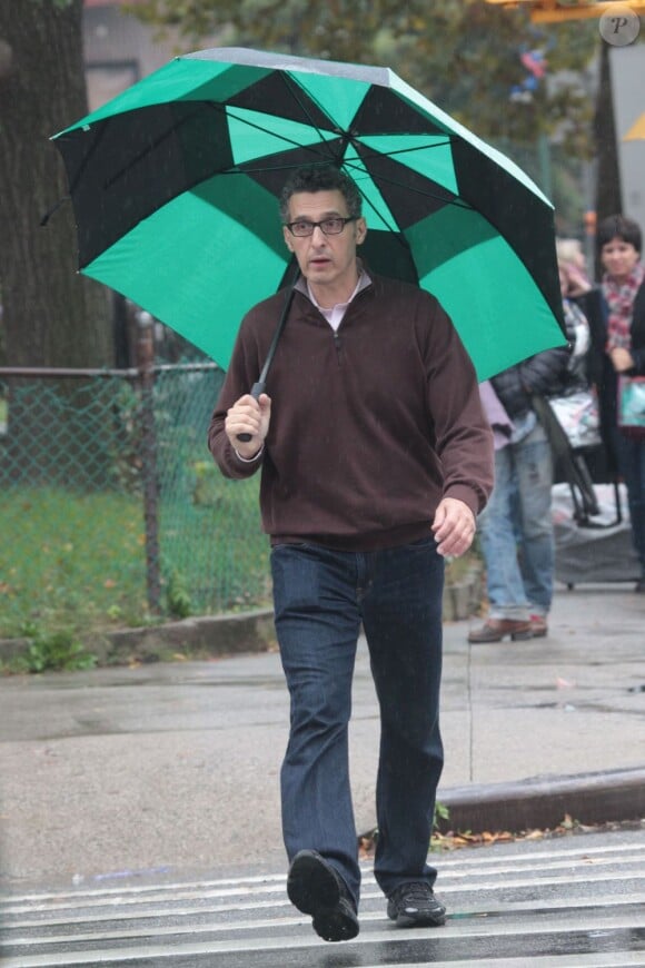 John Turturro acteur et réalisateur du film est aussi sous la pluie à New York, le 24 octobre 2012.