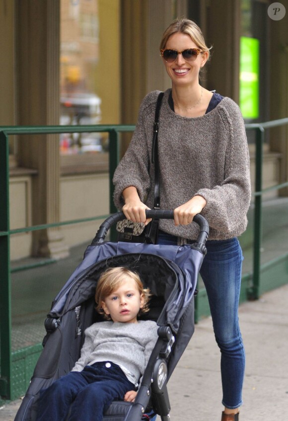 Karolina Kurkova dans les rues de New York se promène avec son fils Tobin le 26 octobre 2012