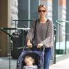 Karolina Kurkova, souriante dans les rues de New York se promène avec son fils Tobin le 26 octobre 2012