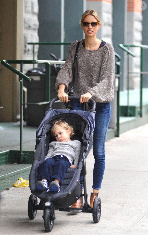 Karolina Kurkova, souriante dans les rues de New York se promène avec son fils Tobin le 26 octobre 2012
