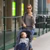 Karolina Kurkova, lookée dans les rues de New York se promène avec son fils Tobin le 26 octobre 2012