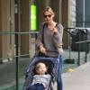 Le top demandé Karolina Kurkova dans les rues de New York se promène avec son fils Tobin le 26 octobre 2012