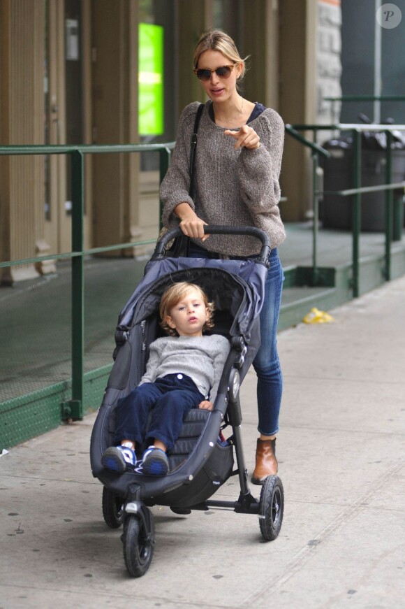 Le top demandé Karolina Kurkova dans les rues de New York se promène avec son fils Tobin le 26 octobre 2012