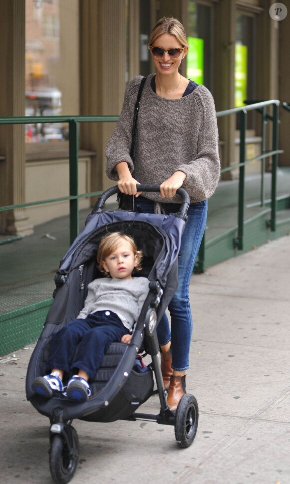 Karolina Kurkova se balade dans les rues de New York avec son fils Tobin le 26 octobre 2012