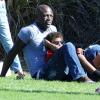 Seal se détend avec son fils au parc à Los Angeles le 27 octobre 2012.