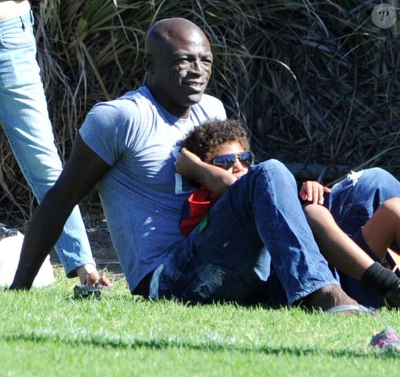 Seal se détend avec son fils au parc à Los Angeles le 27 octobre 2012.