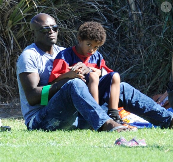 Le chanteur Seal passe un moment tendre avec son fils à Los Angeles le 27 octobre.