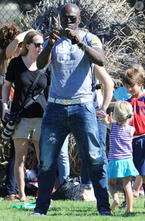 Seal prend ses enfants en photo dans un parc à Los Angeles le 27 octobre 2012.