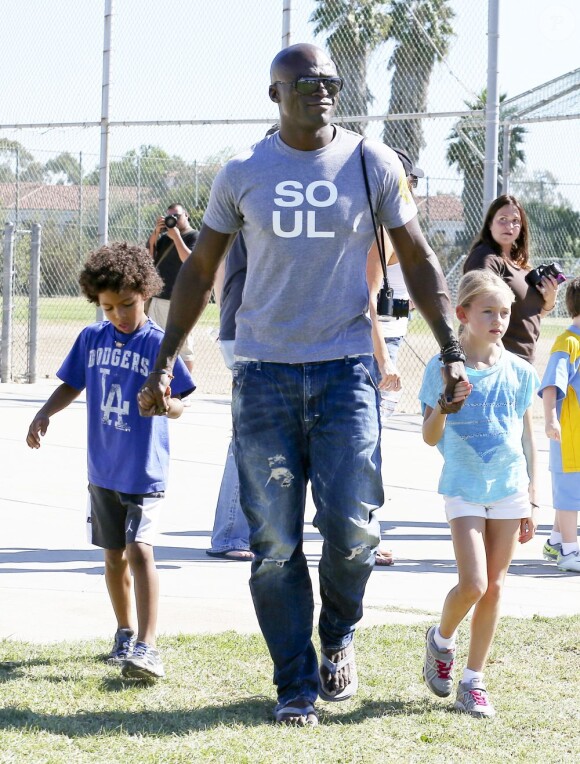 Seal main dans la main avec ses enfants à Los Angeles le 27 octobre 2012.