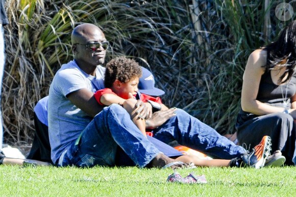 Le chanteur Seal et son fils à Los Angeles le 27 octobre 2012.