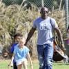 Seal est un père attentif avec ses enfants comme il le prouve au parc à Los Angeles le 27 octobre 2012.