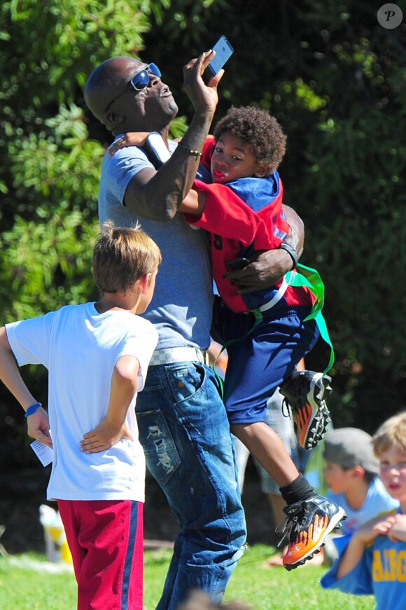 Seal joue avec ses enfants au parc et les prend en photo à Los Angeles le 27 octobre 2012.
