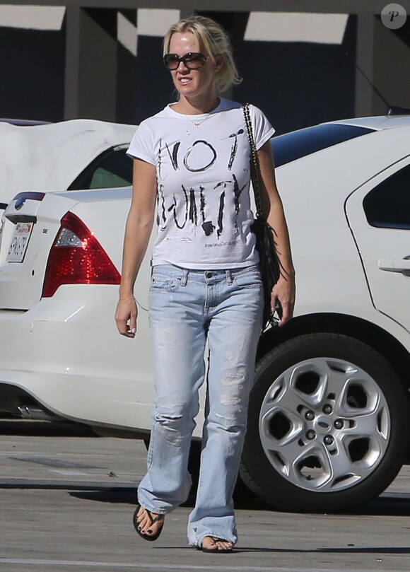 Jennie Garth en virée shopping à Los Angeles le 27 octobre 2012