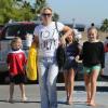 Jennie Garth et ses filles vont au centre commercial à Los Angeles le 27 octobre 2012