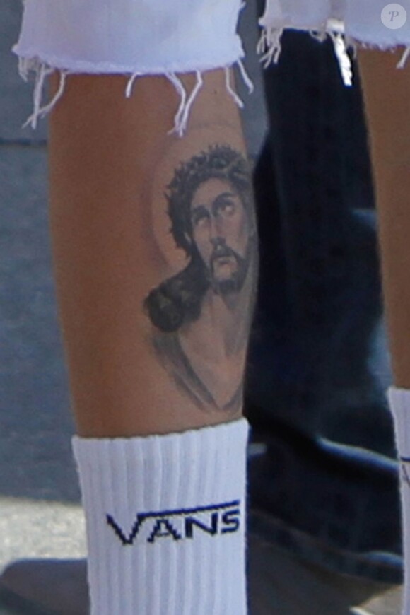 Justin Bieber et son tatouage du visage de Jésus, dans les rues de Venice Beach le 6 janvier 2012.