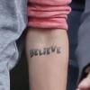 Justin Bieber et son tatouage Believe, à Londres le 12 septembre 2012.