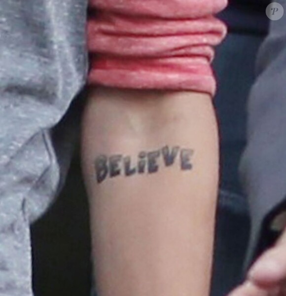 Justin Bieber et son tatouage Believe, à Londres le 12 septembre 2012.