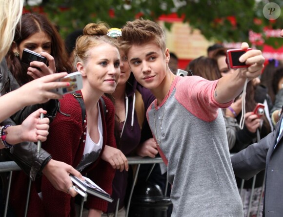 Justin Bieber et ses fans à Londres le 12 septembre 2012.