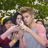 Justin Bieber prend la pose avec ses fans à Londres le 12 septembre 2012.