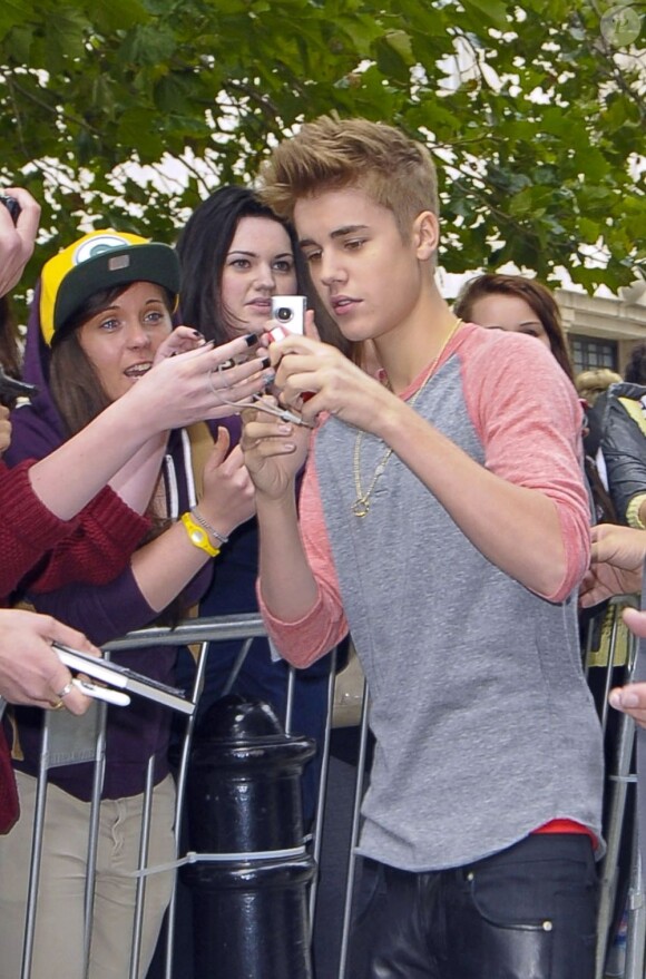 Justin Bieber prend la pose avec ses fans à Londres le 12 septembre 2012.