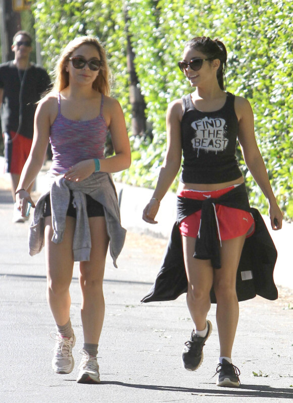L'actrice Vanessa Hudgens fait un footing avec sa soeur Stella, à Los Angeles, le lundi 29 octobre 2012.