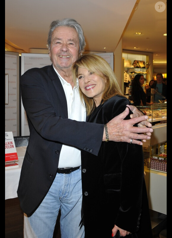 Alain Delon et Nicole Calfan dédicacent le livre de cette dernière, Lettre entr'ouverte à Alain Delon, le mardi 30 octobre 2012 au Drugstore Publicis à Paris.
