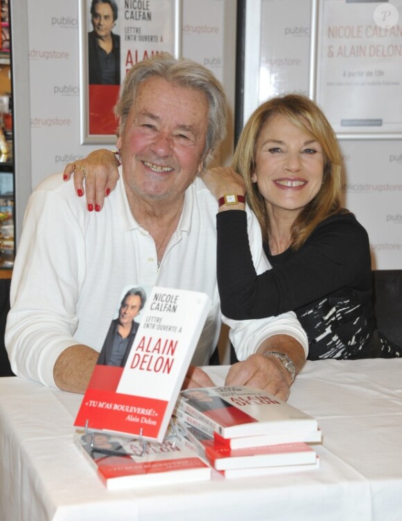 Alain Delon et Nicole Calfan dédicacent le livre de cette dernière, Lettre entr'ouverte à Alain Delon, le mardi 30 octobre 2012 au Drugstore Publicis à Paris.