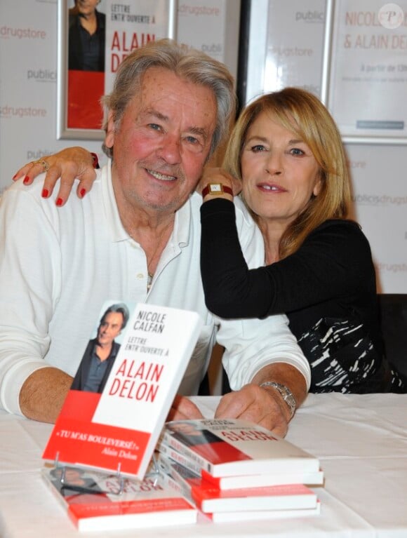 Amis de plus plus de 40 ans, Alain Delon et Nicole Calfan dédicacent le livre de cette dernière, Lettre entr'ouverte à Alain Delon, le mardi 30 octobre 2012 au Drugstore Publicis à Paris.