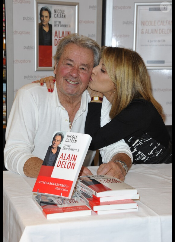 Alain Delon et Nicole Calfan dédicacent le livre de cette dernière, Lettre entr'ouverte à Alain Delon, le mardi 30 octobre 2012 au Drugstore Publicis à Paris.