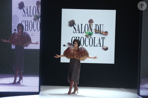 Audrey Pulvar défile lors de la soirée inaugurale qui donne le coup d'envoi du Salon du chocolat le 30 octobre 2012 Porte de Versailles à Paris