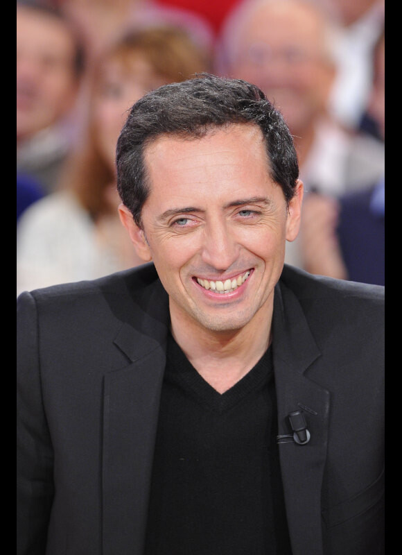Gad Elmaleh participe à l'émission Vivement dimanche enregistrée le mardi 30 octobre au Studio Gabriel, à Paris. Diffusion le dimanche 4 novembre 2012.